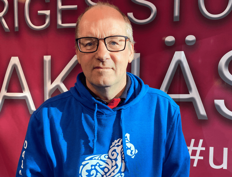 Man med glasögon