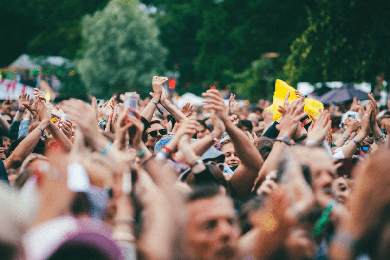 Publikhav med folk som applåderar