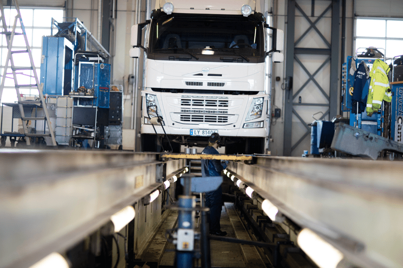 Volvo lastebil på verksted